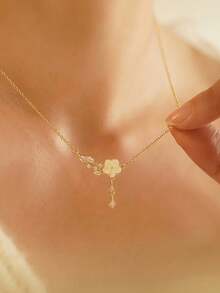 1件装清新山茶花项链，S925纯银，精致优雅，适合女士佩戴，生日、情人节、周年纪念日、圣诞节等场合的珠宝礼物