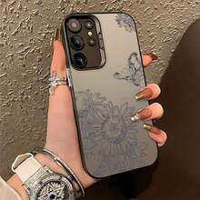 Funda con diseño de mariposas y flores, compatible con iPhone 16, 15, 14 Pro Max, 13, 12, 11, XR y XS Plus. Fabricada en silicona TPU, ofrece protección contra golpes y caídas, además de una excelente sensación al tacto. Es el regalo perfecto para familiares, amigos y seres queridos. - Negro - Ver 3