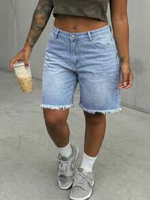 Bermuda feminina plus size de cintura média, modelagem reta, com bolsos de botão, zíper e barra desfiada. - Azul - Ver 4