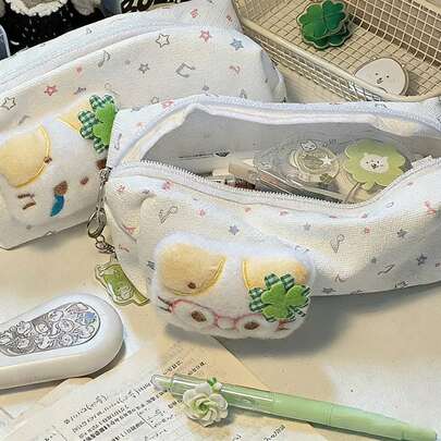 1个四叶草猫咪造型铅笔盒，可爱幸运备忘录INS风大容量桌面文具收纳盒，适合学生和办公用品，附赠文具包
