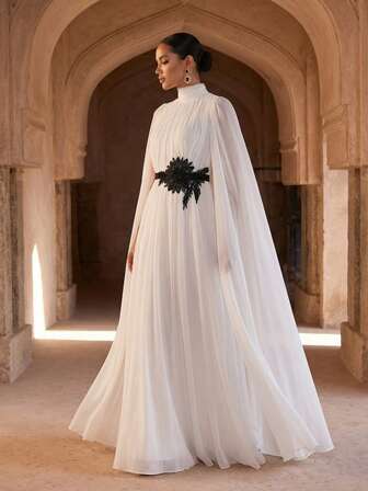 ชุดเดรสยาวสีขาวสำหรับสตรีสไตล์ Old Money Goddess ที่สง่างามเรียบง่าย ชุดคลุม Abaya Kaftan สำหรับใส่ไปงานเลี้ยงตอนเย็น คอสูง แขนเสื้อคลุมผ่าข้าง จับจีบรูด ความยาวพื้น ประดับดอกไม้สีดำ ลูกไม้ช่วงเอว ทรงเอไลน์ พริ้วสวย สำหรับใส่เป็นชุดไปงานแต่งงาน งานพรอม งานกาล่า งานเลี้ยงวันอีด รอมฎอน