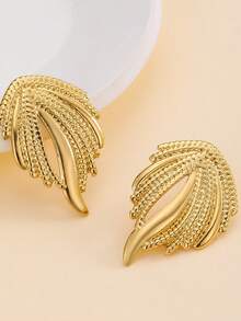 一对热销金色时尚耳环，款式新颖、优雅大气，适合日常佩戴、生日派对和各种活动。是搭配服装的最佳选择。 - 彩色 - 查看 17