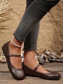 Zapatos Mary Jane planos de plata franceses nuevos de otoño 2025, punta cuadrada, tacón plano, cierre con hebilla