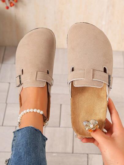 带扣套脚拖鞋，穿着舒适，时尚百搭，室内外皆宜的平底凉鞋，长时间穿着也不会感到疲劳