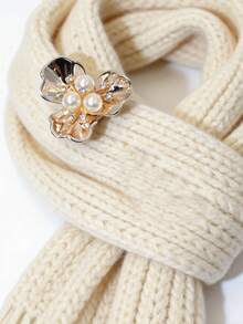 1 pieza Gemelos con flor de tres hojas metálica, versátil y de moda, Broche de botón para mujer, de alta gama y elegante, Clip de perla falsa, Clip de corbata, Accesorios para mujer, Cubierta de puño para ropa de fiesta de lujo ligera que muestra el temperamento de la mujer, Adecuado para uso diario, Regalo para amigos, Regalo para amantes, Regalo para la familia