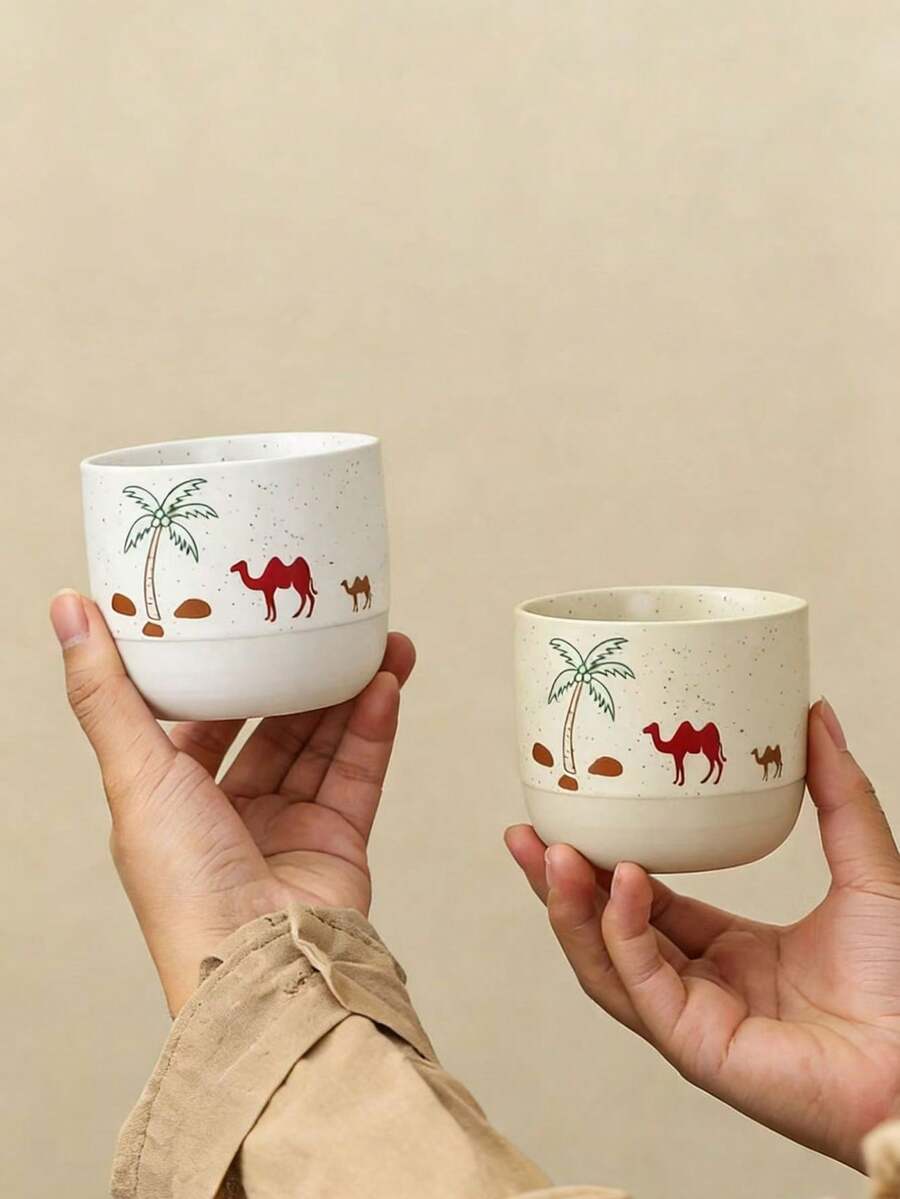 Xícara de cerâmica texturizada com estampa de camelo do deserto, estilo Oriente Médio (1 unidade). Ideal para café da manhã, leite e água. Decorativa e prática, perfeita para cafés sauditas. Feita em cerâmica de alta qualidade, com capacidade de 230ml, ideal para apreciar café turco, chá preto e café árabe. Perfeita para receber convidados, em encontros, cafés ou para uso diário. Representa perfeitamente o estilo de vida e o paladar do Oriente Médio.