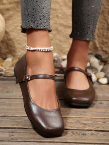 Zapatos Mary Jane planos de plata franceses nuevos de otoño 2025, punta cuadrada, tacón plano, cierre con hebilla