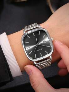 4件套简约商务男士石英表，男士银色配饰套装（包括2块黑白表盘方形石英表和2条银色链式手链），采用银色金属表带和链式手链，简约精致的风格展现男士的成熟品味。