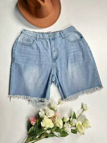 Bermuda feminina plus size de cintura média, modelagem reta, com bolsos de botão, zíper e barra desfiada. - Azul - Ver 6