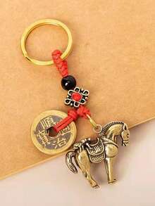 复古中国风幸运符钥匙扣 - 马与铜钱图案，配红金编织绳 - 锌合金和铜合金材质，是车钥匙和包包的理想之选，寓意中国新年好运。