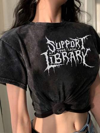 Damkläder med mörk metallisk slogan "STÖD DITT LOKALA BIBLIOTEK"-tryck, retro t-shirt med sliten tvätt, avslappnad och enkel stil, mycket bekväm för vardagsbruk, rund halsringning och kortärmad design, mycket lämplig för att gå ut eller sommarresor.