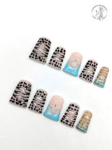 10片手工美甲贴纸，25毫米长，鸭嘴形状，粉色和白色，蓝色底，饰有3D立体蓝色花朵图案、手绘黑色线条、黑色圆点和金色凸线。可爱美甲贴纸。美甲用品，手工按压式美甲贴片。 - 彩色 - 查看 3