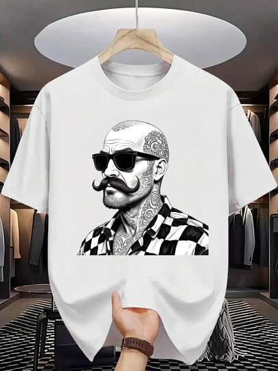 Camiseta de Algodón 100% para Hombre - Manga Corta, Cuello Redondo, Estampado Digital, Cómoda para Todas las Estaciones, Lavable a Máquina, Ideal para Salidas Diarias, Cuello Redondo, Diseño Circular, Camiseta Casual de Verano T-shirt Vintage-style illustration of cowboys in white hats and jackets standing behind a fence with a barn