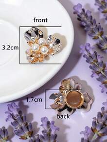 1 pieza Gemelos con flor de tres hojas metálica, versátil y de moda, Broche de botón para mujer, de alta gama y elegante, Clip de perla falsa, Clip de corbata, Accesorios para mujer, Cubierta de puño para ropa de fiesta de lujo ligera que muestra el temperamento de la mujer, Adecuado para uso diario, Regalo para amigos, Regalo para amantes, Regalo para la familia