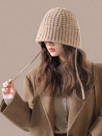 1 st. Dessa texturerade stickade hinkhattar med öronflikar (i mångsidiga neutrala nyanser) kombinerar mysig design och justerbar passform, vilket gör dem perfekta och praktiska för vintersemestern.