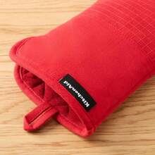 FIAN KitchenAid Gourmet Series - Juego de 2 Manoplas para Horno Resistentes al Calor hasta 700 °F Agarre de Silicona Suave puño magnético Negro Mate 7 x 14 Pulgadas - Rojo Pasión - Ver 3