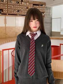 一条亮红色手工领带，女士时尚发带，JK制服领带，条纹长款修身设计，适合休闲、周末郊游、约会、校园、街拍等场合，时尚多功能配饰，也可用于圣诞装饰