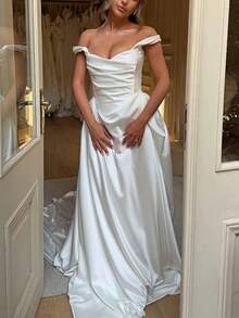 Elegant White Off-Shoulder Wedding Gown With Sculpted Pleated Bodice, Lustrous Satin-Effect Fabric, Flowing Skirt And Graceful Train - Featuring A Refined Off-Shoulder Neckline That Highlights The Shoulders And Collarbone, A Uniquely Draped And Pleated Upper Design That Enhances Shape And Dimension, And A Smooth, Silk-Like Skirt With Beautiful Drape And Movement; Designed To Express Sophistication, Femininity, And Bridal Grace, This Stunning Gown Is Perfect For Weddings, Christmas, Halloween, Proms, Birthday Parties, And Other Formal Or Festive Occasions, Delivering A Polished, Elevated, And Memorable Presence At Any Special Celebration. - 白色 - 查看 3