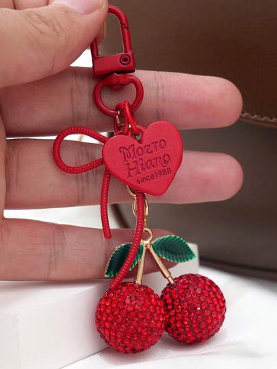 Llavero con strass en forma de cereza roja, dije de bolso con cereza, colgante con cereza roja brillante con hojas verdes, encantos de corazón rojo y lazo, hecho de metal de aleación, regalo de cumpleaños para mujeres, dije decorativo, accesorio de moda, colgante elegante, para entusiastas de la moda, regalo perfecto para la temporada de regreso a clases, verano, Año Nuevo, Ramadán, Eid, San Valentín, Navidad o Acción de Gracias.