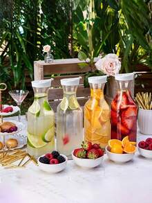 Diese quadratische Wasserflasche ist aus transparentem Kunststoff mit Klapptop-Design und stoßabsorbierender Funktion. Sie eignet sich zum Aufbewahren von Wasser, Eistee, Saft, Limonade, Milch, Cold Brew Kaffee und mosambikanischen Cocktails. Sie ist ein unverzichtbares Küchenutensil für Feiertagsdekorationen und ein hochwertiges Küchenhelfer für Zuhause. - Verschiedenfarbig - Übersicht 2