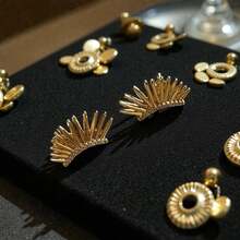 Women Stud Earrings - 金色 - 查看 2