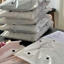 这款20/50米色波点快递袋适用于返校季、毕业季、婚礼季和生日等场合。它可以用作礼品袋、加厚塑料收纳袋、飞机行李袋、服装袋等。适用于返校季、学习用品、学校、办公室、交通运输、快递和邮寄等领域。 - 米白波點 - 查看 7