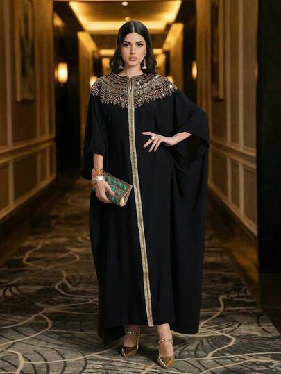 女士圆领宽松优雅长袍，珍珠绣花带装饰，朴素的卡夫坦