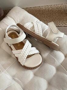 1 Pair Of Girls' Sandals, Fashionable Woven Flat Sandals, Summer Daily Casual, Comfortable, Versatile, Durable, Anti-Slip Flat, Toe-Exposing Adjustable Sandals - Beige - View 5