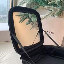 CHANEL 二合一化妆包，黑色布艺化妆包，带镜子盖和收纳隔层，拉链封口 - 黑色 - 查看 3