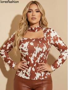 Blusa femenina manga larga con estampado de vaca , diseño moderno con escote cuadrado y cuello alto tipo gargantilla, estilo ajustado en tela stretch suave y cómoda, ideal para looks elegantes, sexys y juveniles; combina con jeans, pantalones de cuero, faldas o shorts para outfits de día y de noche; prenda de moda versátil para mujeres seguras que buscan destacar con estilo único en fiestas, cenas, salidas casuales, reuniones o eventos especiales;  animal print inspirada en pasarelas, perfecta para otoño e invierno, se adapta a cualquier ocasión con accesorios minimalistas o llamativos; imprescindible en tu guardarropa si amas la moda, te gusta estar a la vanguardia y buscas una pieza diferente que te haga sentir sofisticada, atractiva y con mucha personalidad, opción ideal para clientas jóvenes y adultas modernas que desean estar entre las primeras en comprar las prendas más exclusivas y virales . - Marrón - Ver 4