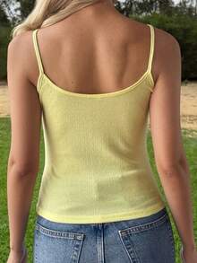 Y2K风格蝴蝶装饰露背奶油黄短款上衣，适合居家、休闲穿着，是春季和情人节的理想之选。