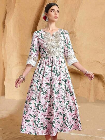 优雅的阿拉伯花卉印花长裙，饰有缺口荷叶边领口、七分袖、流苏细节和贴花，采用梭织面料制成。