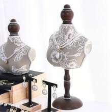 Giá trưng bày trang sức bằng nhựa kiểu Baroque cổ điển - Hộp đựng vòng cổ hình chữ nhật thanh lịch với lớp lót nhung sang trọng, thích hợp để cất giữ nhiều loại phụ kiện và bông tai, tủ trưng bày trang sức trang trí nhà cửa, món quà lý tưởng cho những người đam mê thời trang và sưu tầm trang sức, tô điểm cho không gian của bạn với vẻ đẹp vượt thời gian và sự tinh tế, hoàn hảo cho quà tặng ngày lễ và những dịp đặc biệt. - Nhiều màu - Xem 1