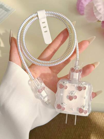 Bộ bảo vệ sạc điện thoại hình dâu tây đính kim cương hồng và ngọc trai trắng đáng yêu này tương thích với bộ sạc Apple 18/20W. Sản phẩm bao gồm dây cáp dữ liệu được bảo vệ để ngăn ngừa đứt gãy và tích tụ bụi bẩn ở cả hai đầu. Thiết kế dễ thương và thời trang theo phong cách Nhật Bản và Hàn Quốc, hoàn hảo làm quà tặng dịp lễ.