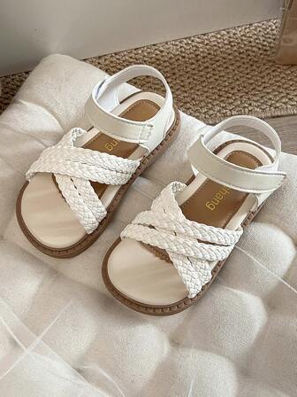 1 par de sandalias para niñas, sandalias planas con tiras cruzadas tejidas, casuales, versátiles, cómodas, antideslizantes, de estilo artístico con puntera abierta para salidas de verano diarias
