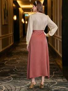 优雅长袖V领阿拉伯连衣裙，饰有贴花和腰带，长款设计，梭织面料 - 彩色 - 查看 2