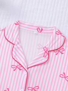 Bộ đồ ngủ 2 món cho bé gái, in hình bướm và trái tim, nền hồng với nơ trang trí, bộ đồ mặc nhà thoải mái gồm áo cổ cardigan và quần short cạp chun, thích hợp mặc hàng ngày và làm đồ ngủ, có thể giặt máy. - Hồng - Xem 3