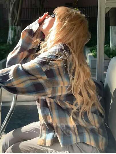 一件宽松复古格子衬衫，适合日系女学生日常休闲穿着，长袖百搭上衣，春秋季都市休闲风。