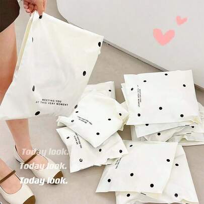 Túi giao hàng nhanh màu be chấm bi 20/50 thích hợp cho các dịp như mùa tựu trường, lễ tốt nghiệp, đám cưới và sinh nhật. Chúng có thể được sử dụng làm túi quà tặng, túi đựng đồ bằng nhựa dày, túi hành lý máy bay, túi đựng quần áo, v.v. Sản phẩm phù hợp cho mùa tựu trường, đồ dùng học tập, trường học, văn phòng, vận chuyển, giao hàng và bưu phẩm, v.v.