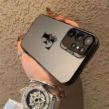 Funda con diseño floral de la letra F, compatible con iPhone 16, 15, 14 Pro Max, 13, 12, 11, XR y XS Plus. Fabricada en silicona TPU, ofrece protección contra golpes y caídas, además de una excelente sensación al tacto. Es el regalo ideal para familiares, amigos y seres queridos. - Negro - Ver 6