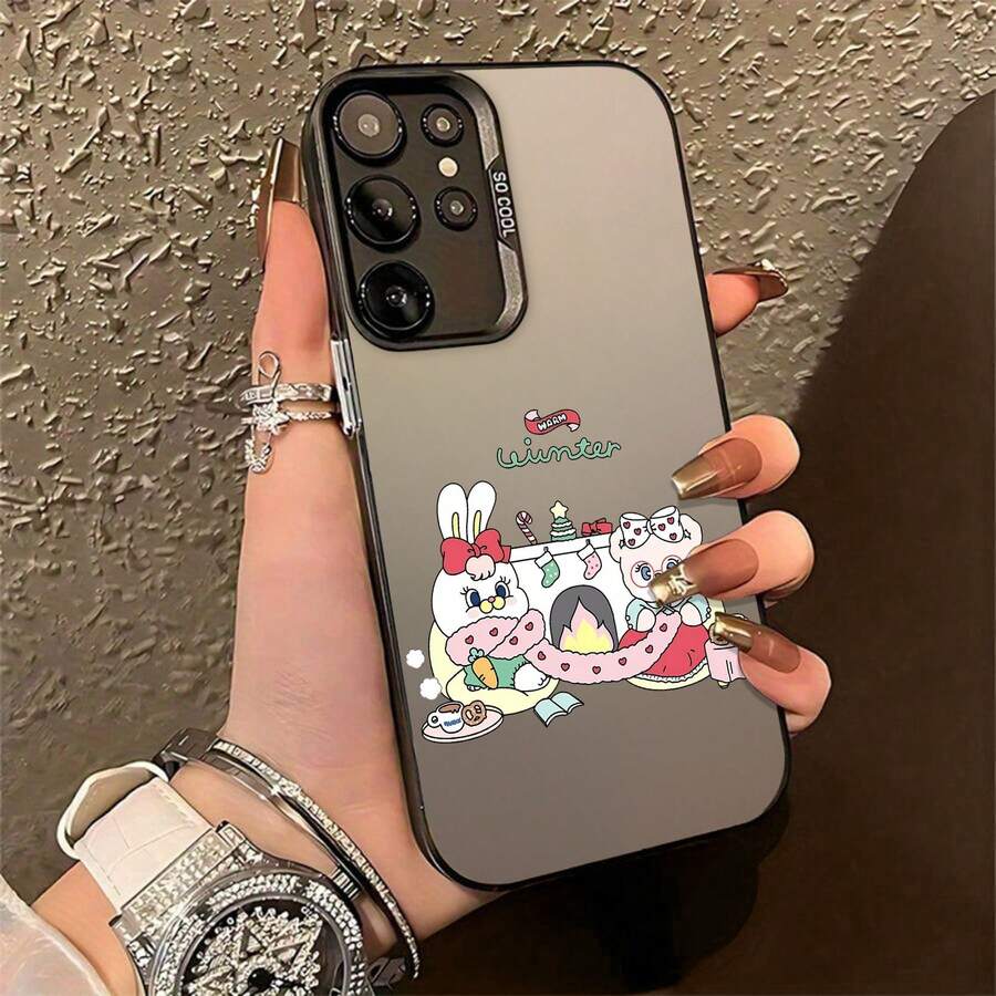 La acogedora funda de espejo con escena invernal de conejito y oso presenta adorables personajes envueltos en una manta con estampado de corazones junto a una cálida chimenea. Compatible con 17, 16 Pro Max, 15 Pro Max, 13 y 12. Fabricada en TPU resistente para mayor protección contra golpes y caídas. Perfecta como un regalo especial para familiares y amigos en cualquier ocasión, como vacaciones, cumpleaños o reuniones acogedoras. - Negro - Ver 1