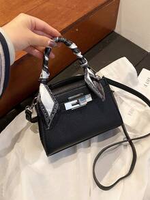 这款现代经典风格的女士手提包采用金属肩带、优雅的丝巾式系带设计，以及简约时尚的荔枝纹皮革材质。可调节肩带使其成为购物或外出时的完美斜挎包，轻巧便携，方便携带手机。包身采用防水PU材质，搭配经典的磁扣，是馈赠亲友、约会、通勤上班或商务旅行的理想之选。 - 黑色 - 查看 7