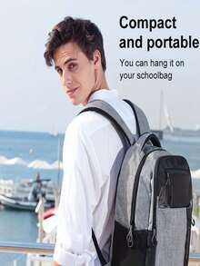 1个迷你便携式驱狗器，户外驱赶野狗，小型犬止吠器，幼犬训练器，威慑工具。驱狗器体积小巧，功能强大，轻便便携，容量与小型犬相同。半小型轻便型，半小型犬训练器，可阻止和纠正不良行为。止吠装置，按下按钮即可释放超声波制止吠叫。频闪灯模式可驱赶恶犬。