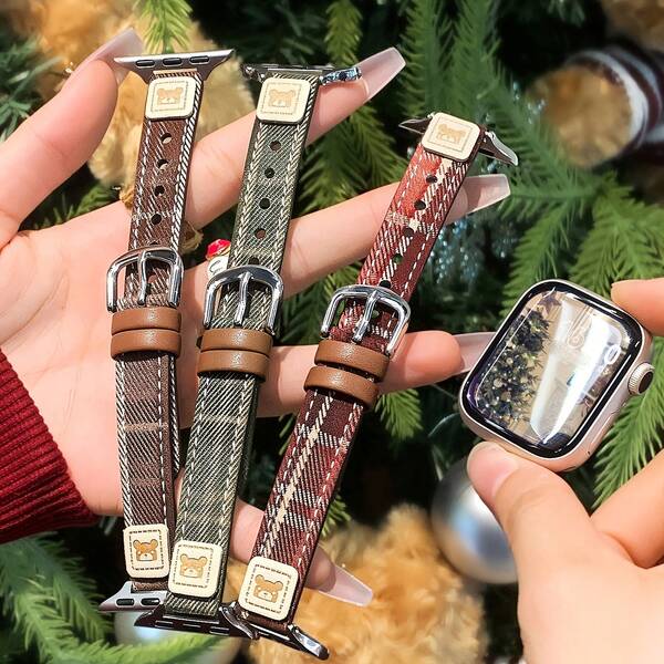 Herbst/Winter Mode kariertes Uhrenarmband, mit Weihnachtselementen angereichert, neujahrsrote und grüne Farbe, kariertes Atmosphärendesign, retro hochwertig, voller Vitalität und jugendlichem Geist. Passend für 38mm, 40mm, 41mm, 42mm, 44mm, 45mm und 49mm Bänder, kompatibel mit Apple 11/10/9/8/7/6/4/3/2/1 SE Ultra Series Smartwatches, süßer Bär kariertes Armband für Frauen, Smartwatch Ersatz Schmuckzubehör Schnallengurt