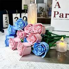 1560片永恒玫瑰主题积木套装（袋装）：高保真3D拼装玩具。精心制作，包含红色、粉色、蓝色和透明黑色玫瑰，色彩丰富，造型多样。拼装难度低，是花卉爱好者和拼装新手的理想之选。有助于锻炼手指灵活性和耐心。非常适合家居装饰、办公摆件、生日和节日礼物、情侣纪念品以及派对礼品。 - 多色(袋裝) - 查看 2