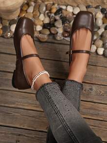 Zapatos Mary Jane planos de plata franceses nuevos de otoño 2025, punta cuadrada, tacón plano, cierre con hebilla