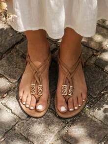 女士编织镂空金属几何装饰T字带平底凉鞋，波西米亚风夏季海滩鞋，多色仿皮罗马鞋 - 棕色 - 查看 2