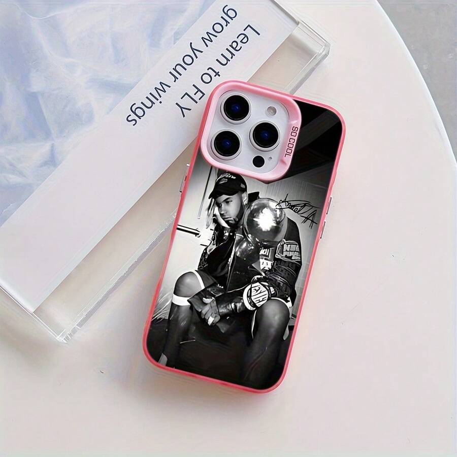 Una funda de teléfono con diseño de firma de cantante de hip-hop compatible con los modelos 17, 16E, 16, 15, 14, 13, 12, 11 Mini, Pro, Max, Air, X, XR, XSMAX, 8 y 7 Plus, con un diseño de superficie mate y a prueba de golpes. - Colores mixtos - Ver 1