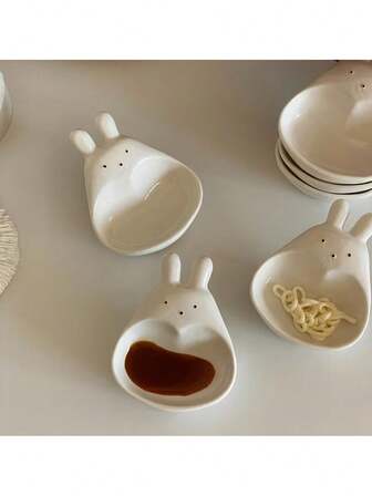 2/4/6 st. keramisk såsskål med en bedårande tecknad kanindesign, perfekt för att doppa såser, idealisk för servering av ketchup och snacks, lämplig för hemmakök och studentrum, och är ett utmärkt komplement till köksutrustningen.