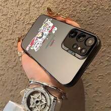 La acogedora funda de espejo con escena invernal de conejito y oso presenta adorables personajes envueltos en una manta con estampado de corazones junto a una cálida chimenea. Compatible con  17,  16 Pro Max,  15 Pro Max,  13 y  12. Fabricada en TPU resistente para mayor protección contra golpes y caídas. Perfecta como un regalo especial para familiares y amigos en cualquier ocasión, como vacaciones, cumpleaños o reuniones acogedoras. - Negro - Ver 6